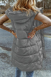 Elegante chaleco largo acolchado con capucha en gris oscuro